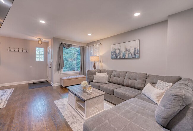 6730 W Devon Ave in Chicago, IL - Building Photo - Building Photo