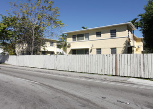 1001 S Le Jeune Rd in Miami, FL - Building Photo - Building Photo