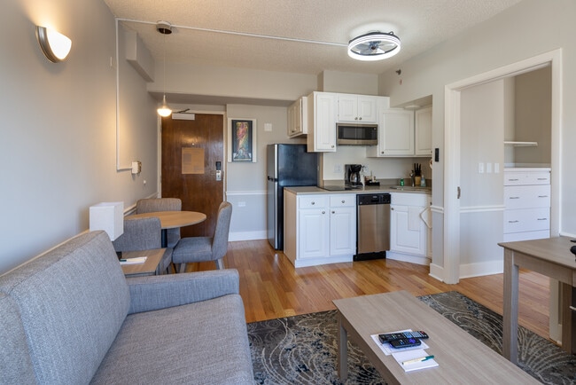 1555 Oak Ave in Evanston, IL - Building Photo - Interior Photo