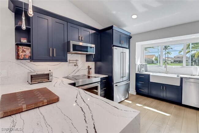 1139 Jardin Dr in Naples, FL - Foto de edificio - Building Photo