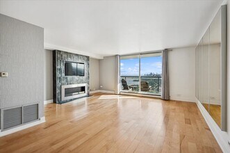 6007 N Sheridan Rd, Unit 38G in Chicago, IL - Building Photo - Building Photo