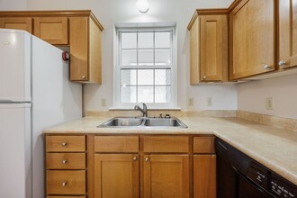 630 Cardwell Ct in Jacksonville, OR - Building Photo - Building Photo