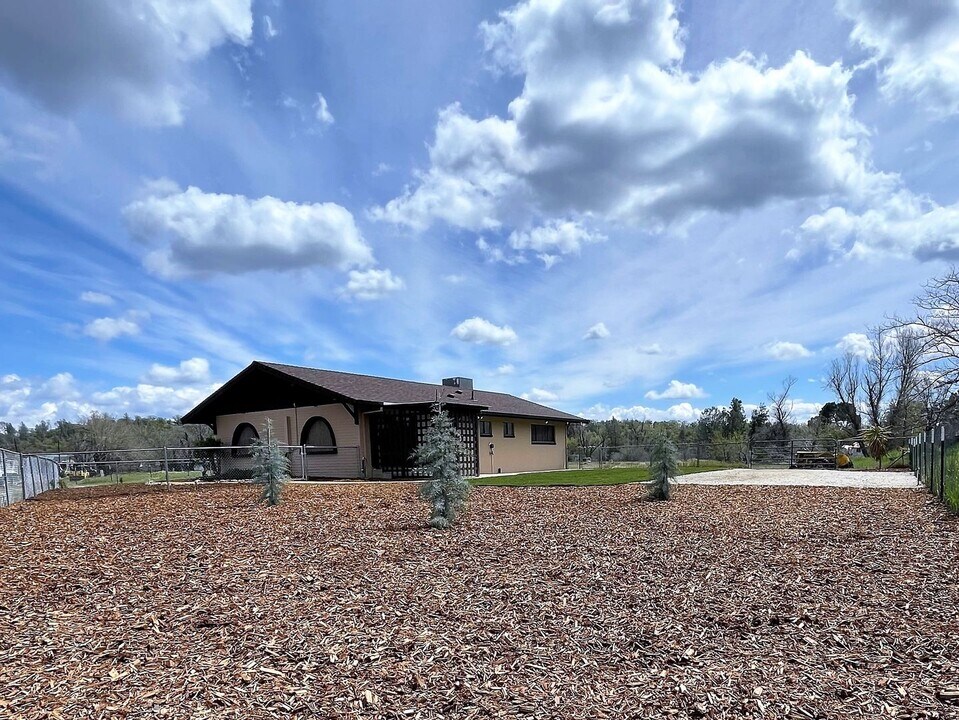 22549 Old Alturas Rd in Bella Vista, CA - Building Photo