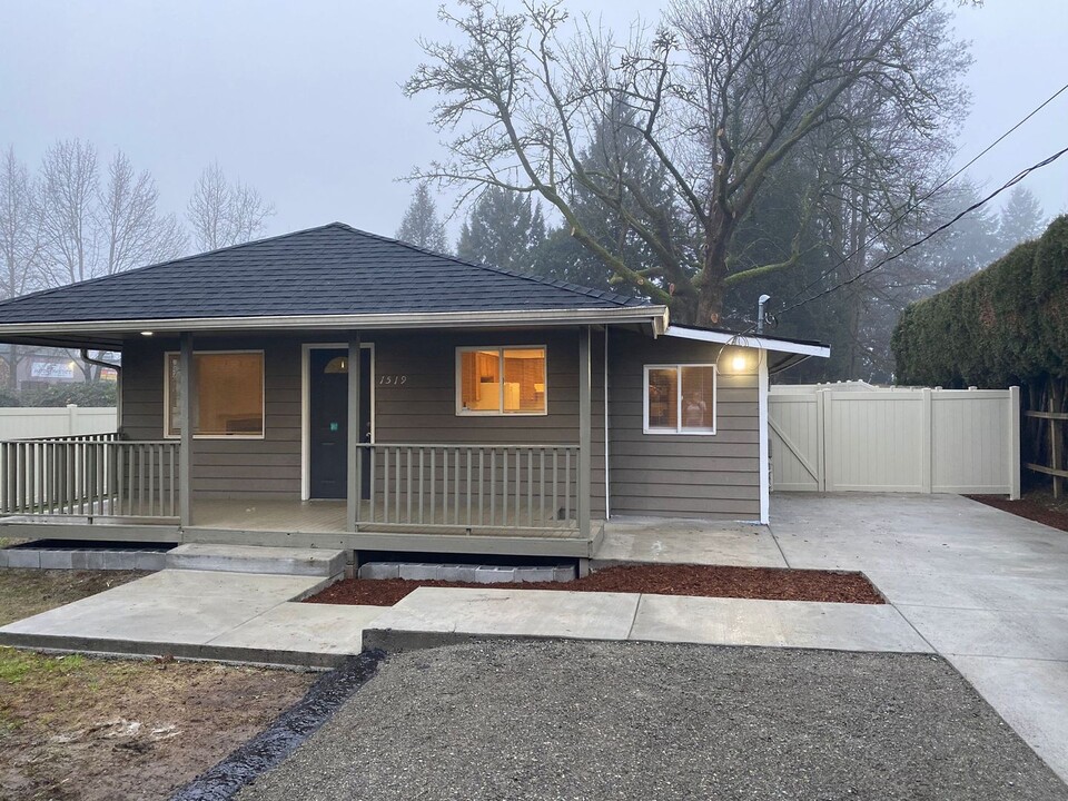 1519 Maple Ln in Kent, WA - Building Photo