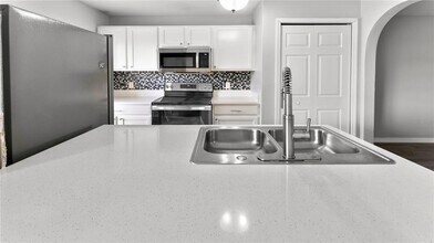 9815 Ashburn Lake Dr in Tampa, FL - Building Photo - Building Photo
