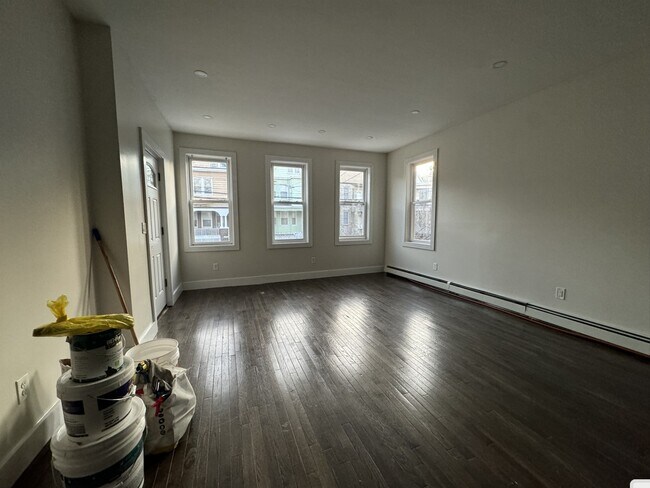 60 Bidwell Ave in Jersey City, NJ - Foto de edificio - Building Photo
