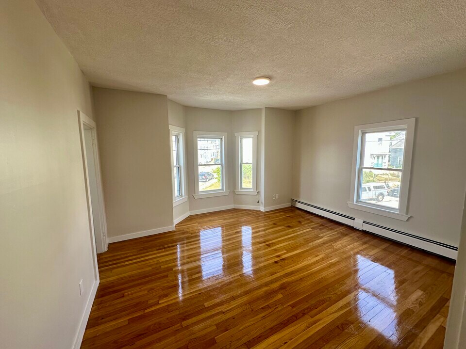 24 Malvern St, Unit 2 in Manchester, NH - Building Photo