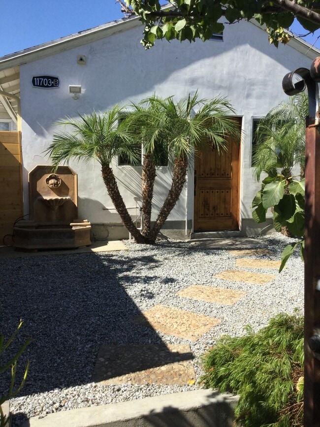 11703 Casimir Ave in Hawthorne, CA - Building Photo - Building Photo