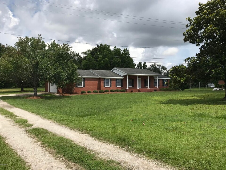 10091 US-17 in Wilmington, NC - Building Photo