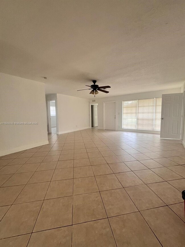 2611 NW 16th Ct in Fort Lauderdale, FL - Foto de edificio - Building Photo