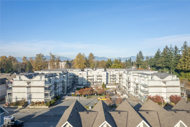 Claridge Court in Surrey, BC - Building Photo - Building Photo