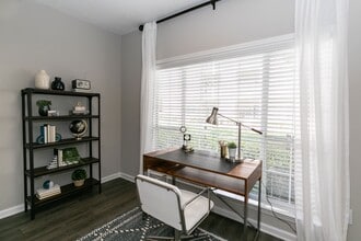 Willowest in Collier Hills in Atlanta, GA - Foto de edificio - Building Photo