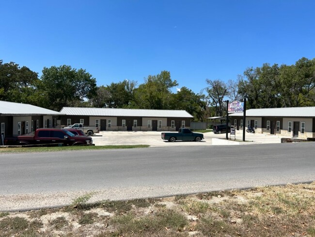 215 Price Ln in Weatherford, TX - Foto de edificio - Building Photo