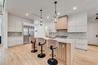 6411 Royal Ln in Dallas, TX - Building Photo - Building Photo