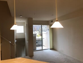 1094 Esparanza Way in San Jose, CA - Building Photo - Building Photo