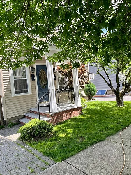 13 Concord Ave in Belmont, MA - Foto de edificio - Building Photo