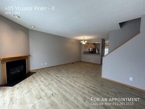 405 Village Pkwy in Circle Pines, MN - Foto de edificio - Building Photo
