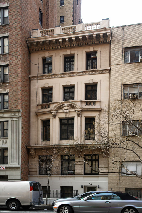 30 W 72nd St in New York, NY - Building Photo