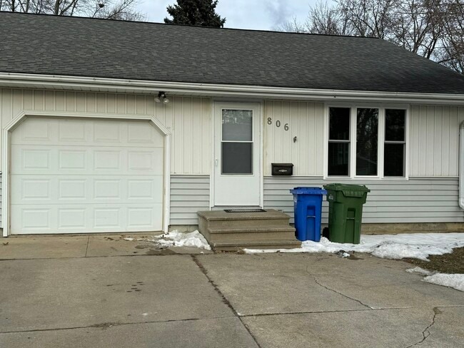 property at 806 7th Ave NW