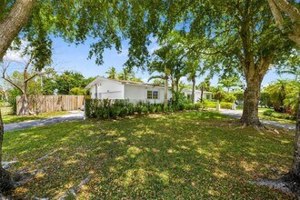 7255 SW 125th St in Pinecrest, FL - Building Photo - Building Photo