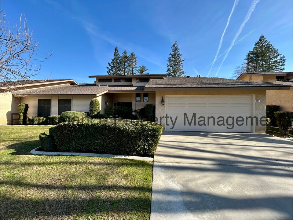 2200 El Portal Dr in Bakersfield, CA - Building Photo