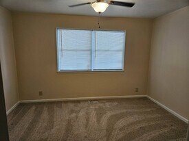 121 E South St in Hillsboro, OH - Building Photo