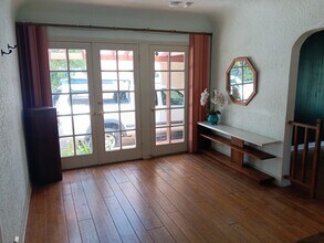 10525 Clarkson Rd, Unit 10525 in Los Angeles, CA - Building Photo - Building Photo
