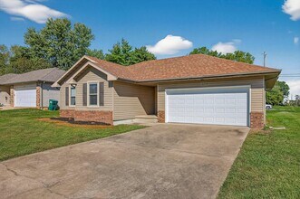 2215 W Roxbury St in Springfield, MO - Building Photo - Building Photo