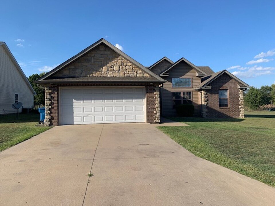 2031 Marigold St in Carthage, MO - Building Photo