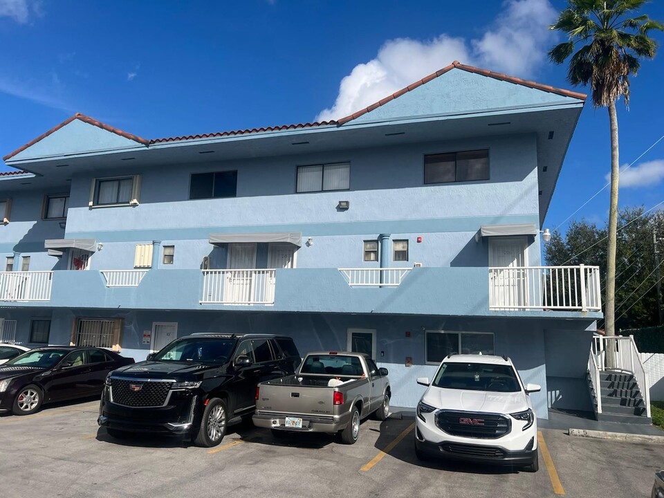 210 W 68th St in Hialeah, FL - Building Photo