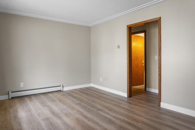 4111 Lowry Ave N, Unit 2 in Minneapolis, MN - Foto de edificio - Building Photo