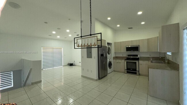 7221 NW 174th Terrace in Hialeah, FL - Building Photo - Building Photo