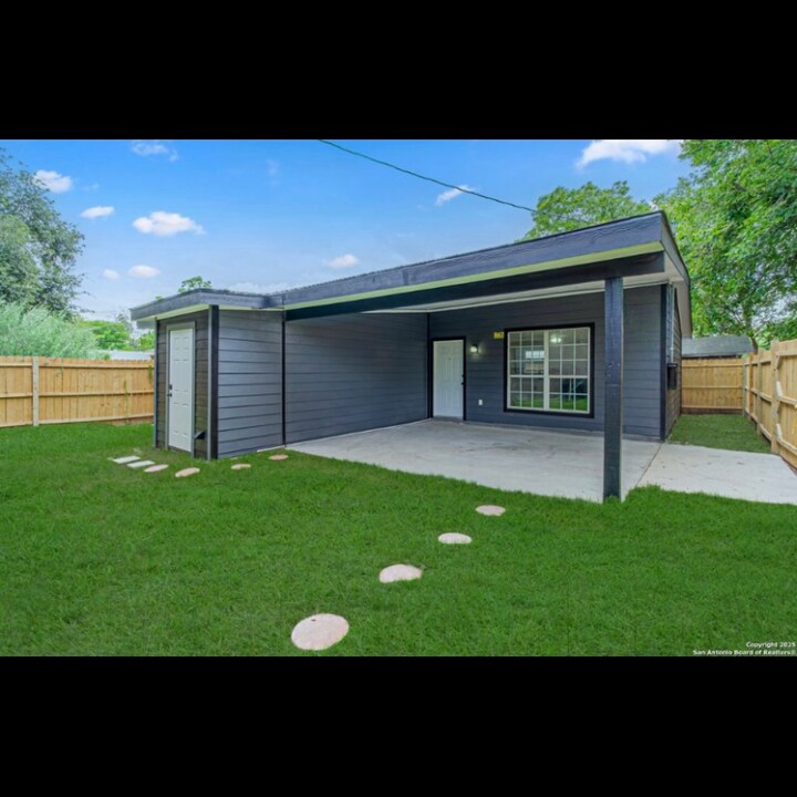 210 N San Jacinto St in San Antonio, TX - Building Photo