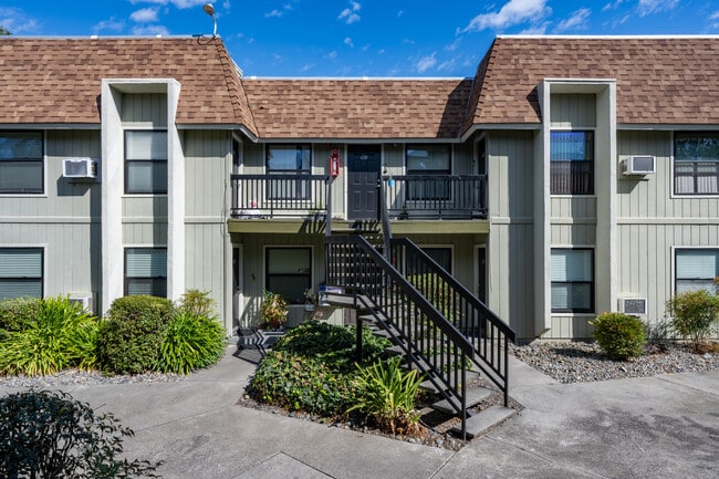 McDouall Apartments in Rohnert Park, CA - Foto de edificio - Building Photo