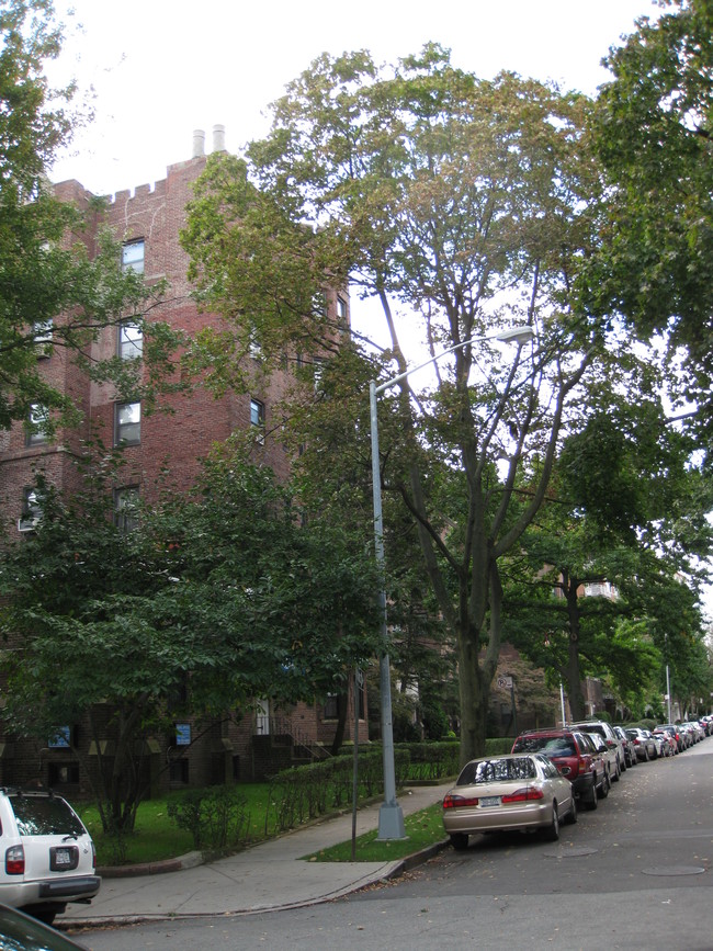 172-90 Highland Ave in Jamaica, NY - Foto de edificio - Building Photo