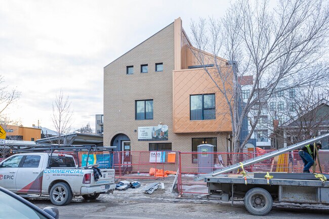 Carisbrook Place in Calgary, AB - Building Photo - Building Photo