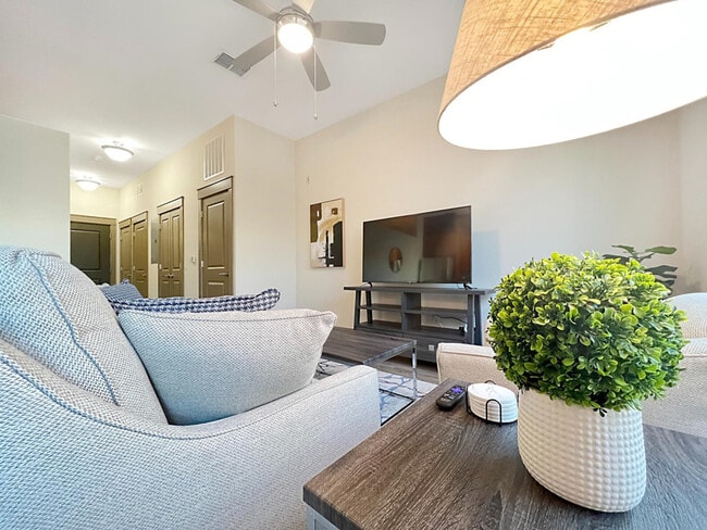 1701 N Lois Ave in Tampa, FL - Building Photo - Building Photo