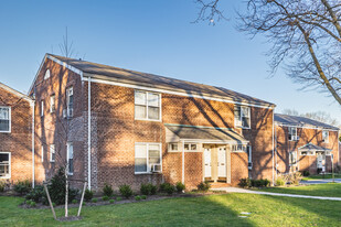 81 Edwards St in Roslyn Heights, NY - Building Photo