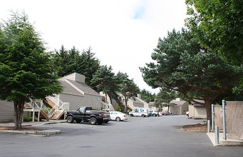 West Devils Lake Apartments in Lincoln City, OR - Building Photo - Building Photo