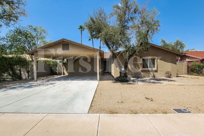 2722 E Cactus Rd in Phoenix, AZ - Foto de edificio
