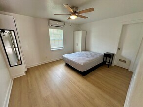 305 Miles Rd in Bacliff, TX - Building Photo - Building Photo