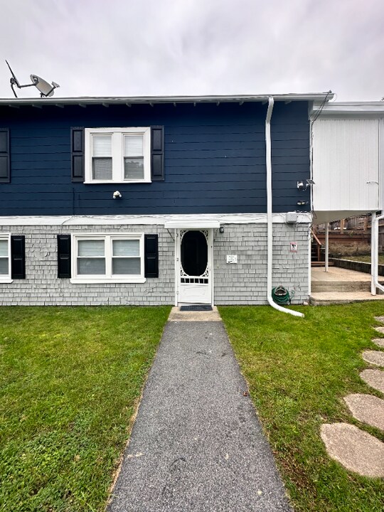 1547 Main St in West Warwick, RI - Building Photo