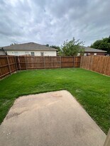 990 Sierra Vista Ct in Midlothian, TX - Building Photo