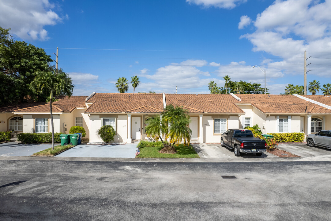 13800 SW 152nd St in Miami, FL - Foto de edificio