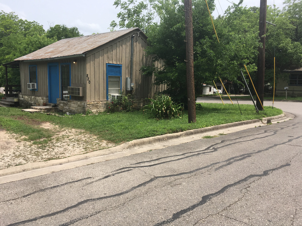 820 Neches St in Lockhart, TX - Building Photo