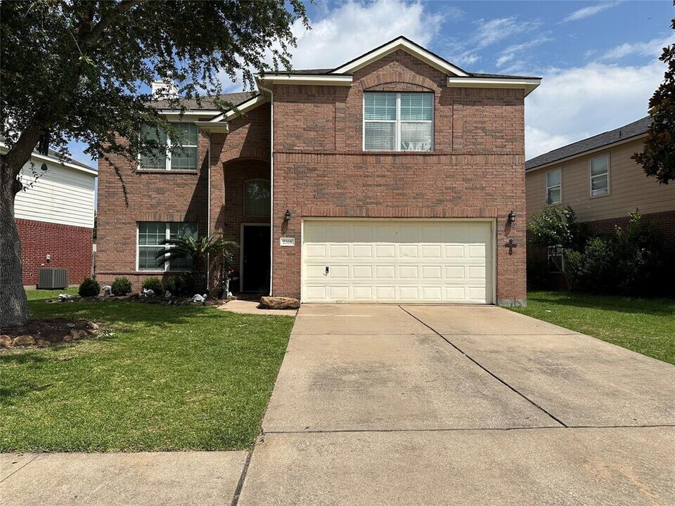 2205 Mossey Creek Dr in Deer Park, TX - Building Photo