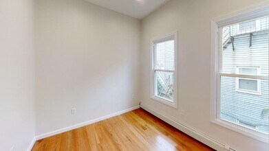 130 Putnam St, Unit 2 in Boston, MA - Building Photo - Building Photo
