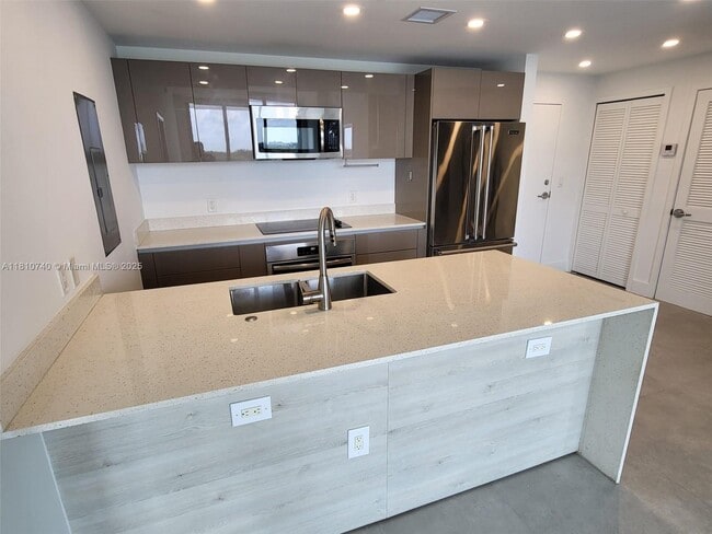 13800 Highland Dr in North Miami Beach, FL - Building Photo - Building Photo