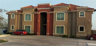 14 Pineridge Ln in McAllen, TX - Building Photo