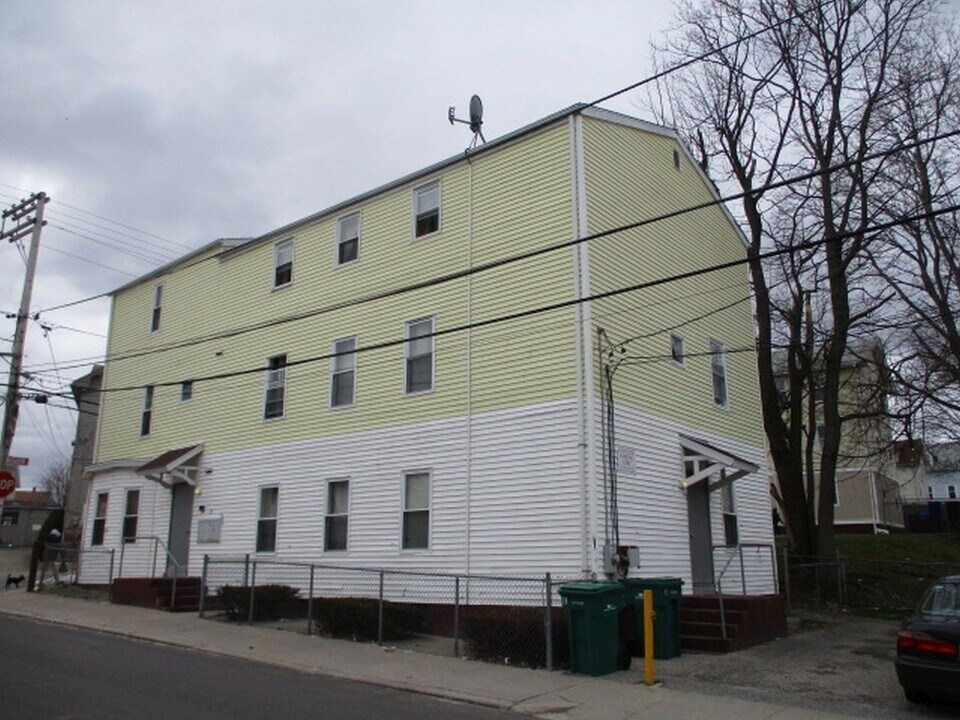 33 Richardson St in Central Falls, RI - Foto de edificio